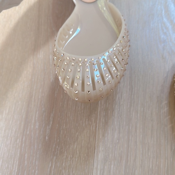 Stuart Weitzman Women's Cream Flats - Picture 5 of 12